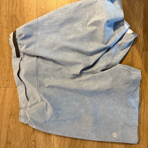 Lululemon - Light gray Athletic Shorts - Picture 2 of 3